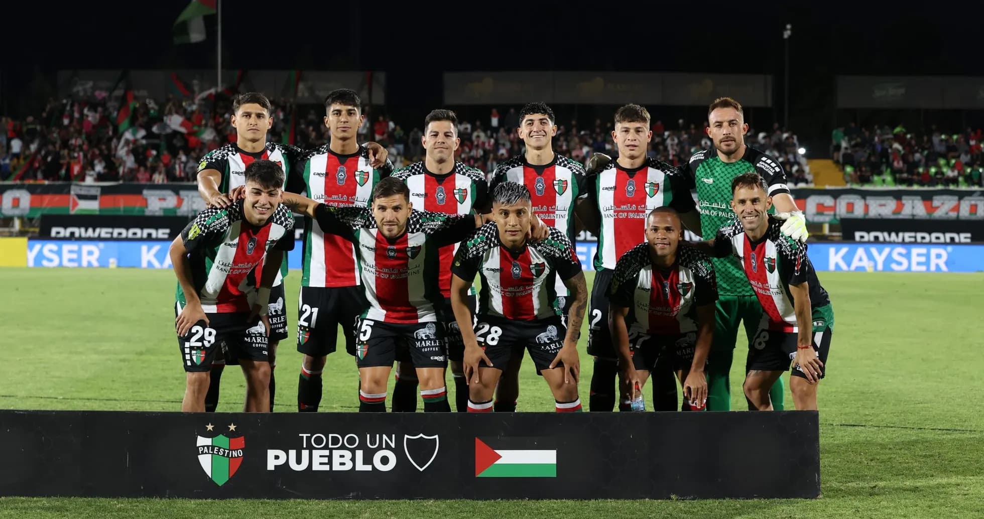Equipo de Palestino posando para la foto