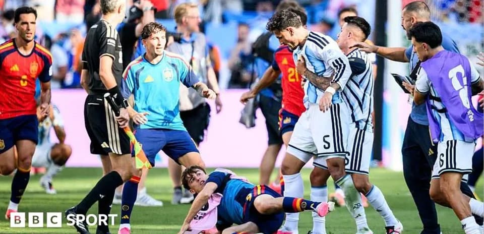 Jugadores de Argentina y España en conflicto durante el partido
