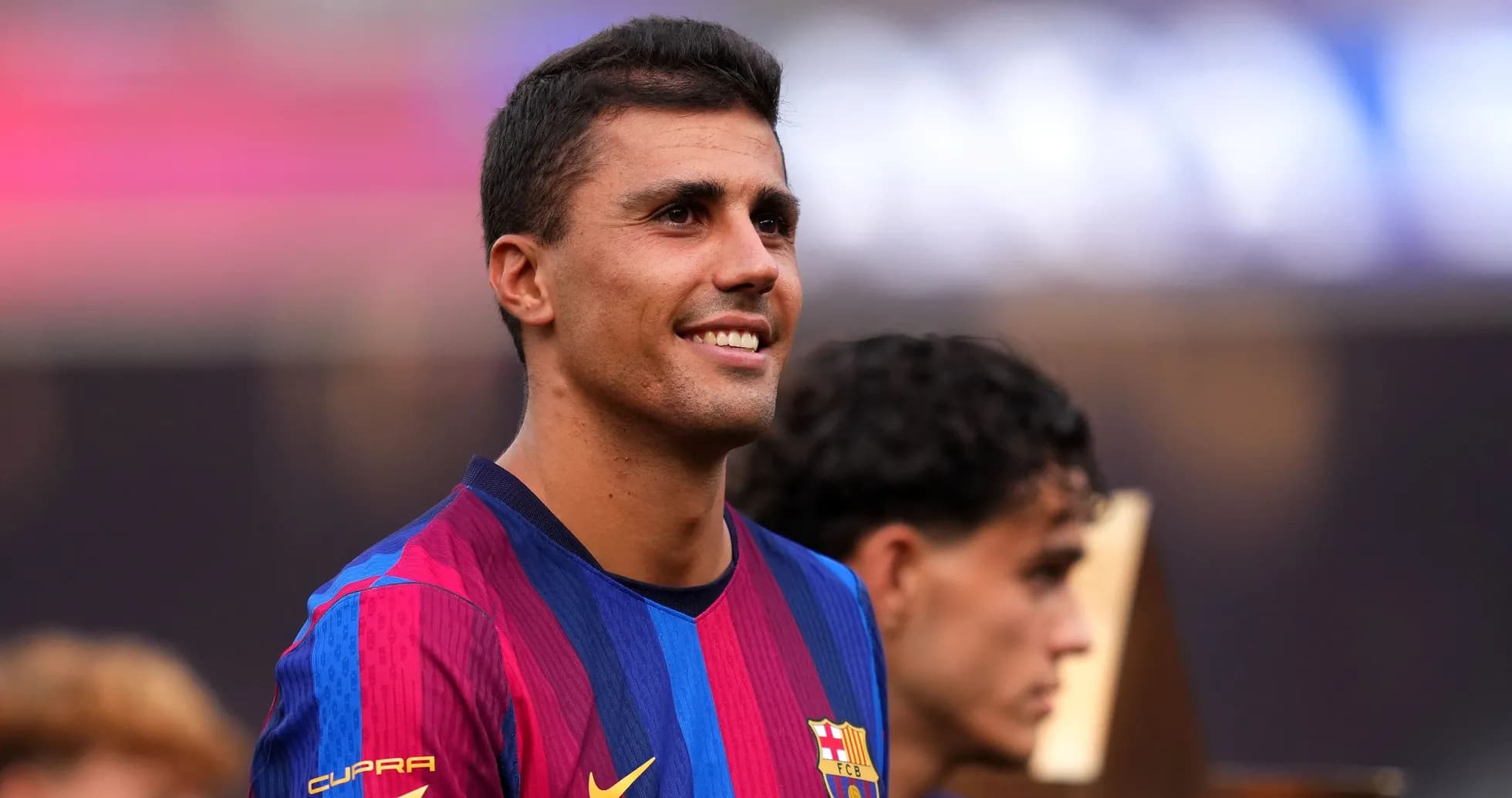 Jugador del FC Barcelona sonriendo durante ceremonia