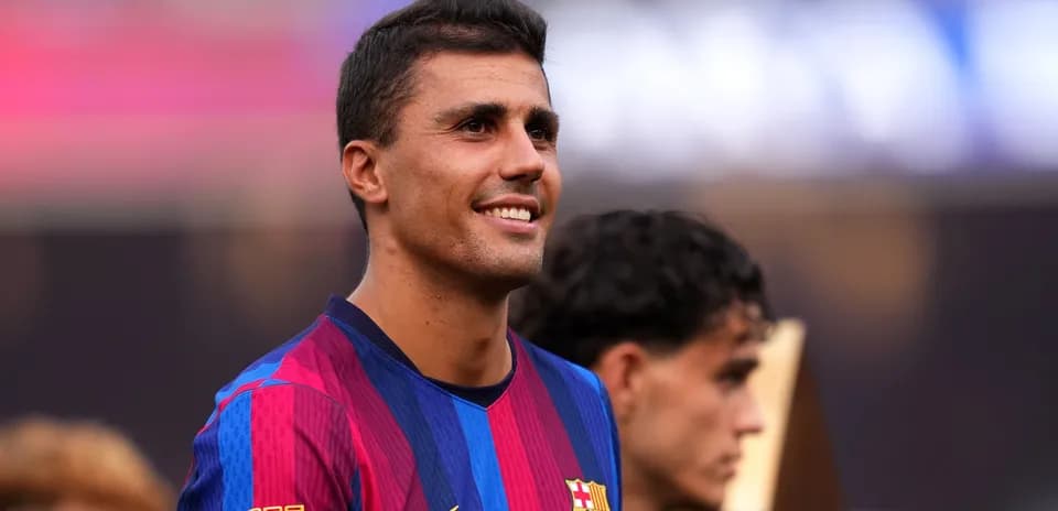 Jugador del FC Barcelona sonriendo durante ceremonia