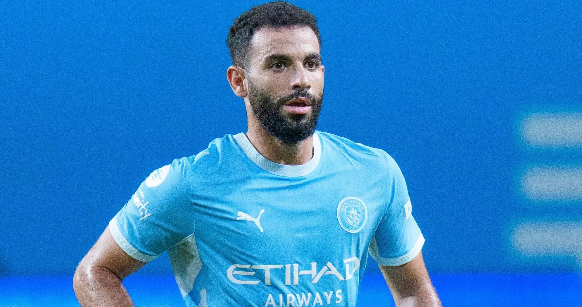 Jugador de Manchester City en camiseta azul durante partido