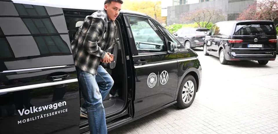 Jugador saliendo de un vehículo Volkswagen