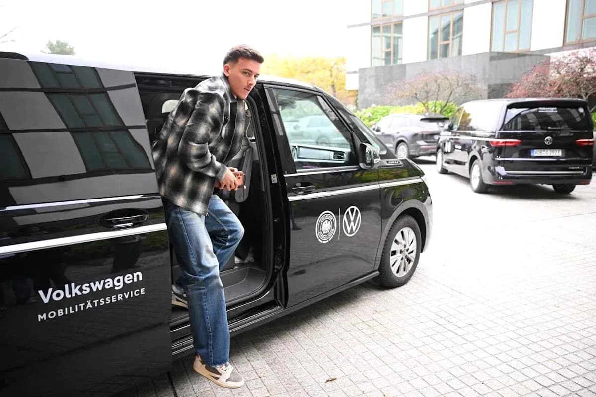 Jugador saliendo de un vehículo Volkswagen