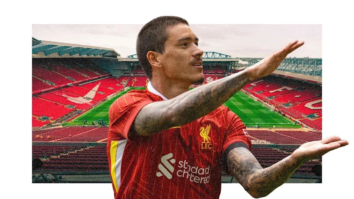 Jugador de Liverpool en Anfield señalando hacia el campo