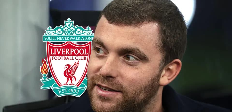 Persona con logo de Liverpool de fondo