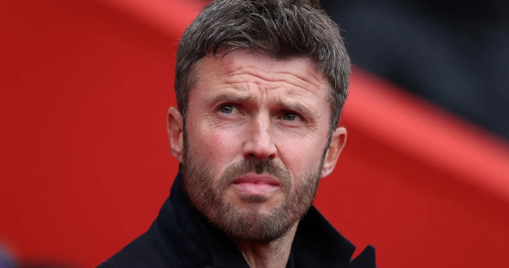 Entrenador observando desde el banquillo durante partido
