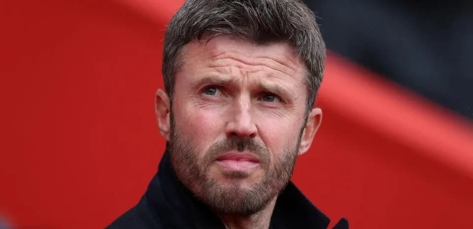 Entrenador observando desde el banquillo durante partido