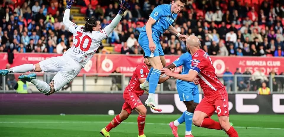 Jugadores de Monza y Napoli en acción