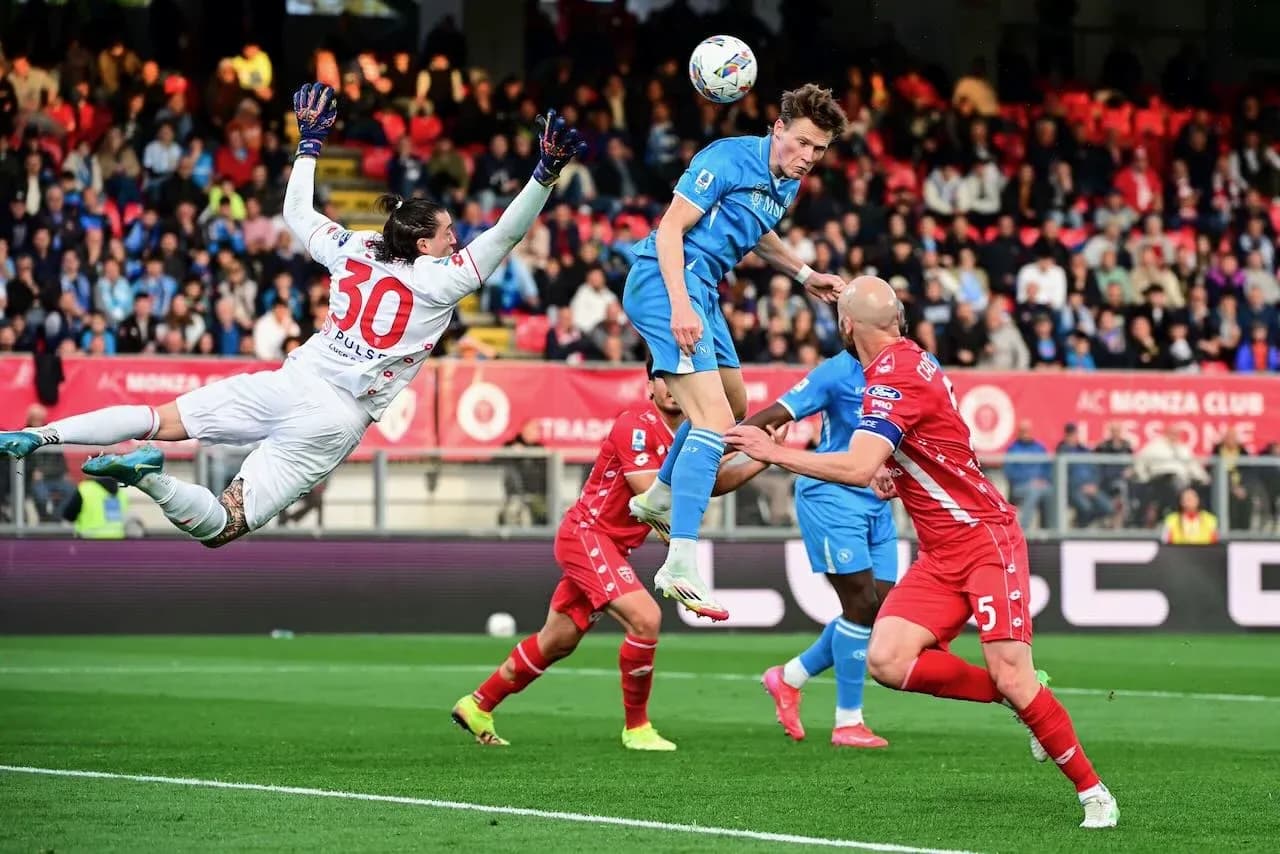 Jugadores de Monza y Napoli en acción