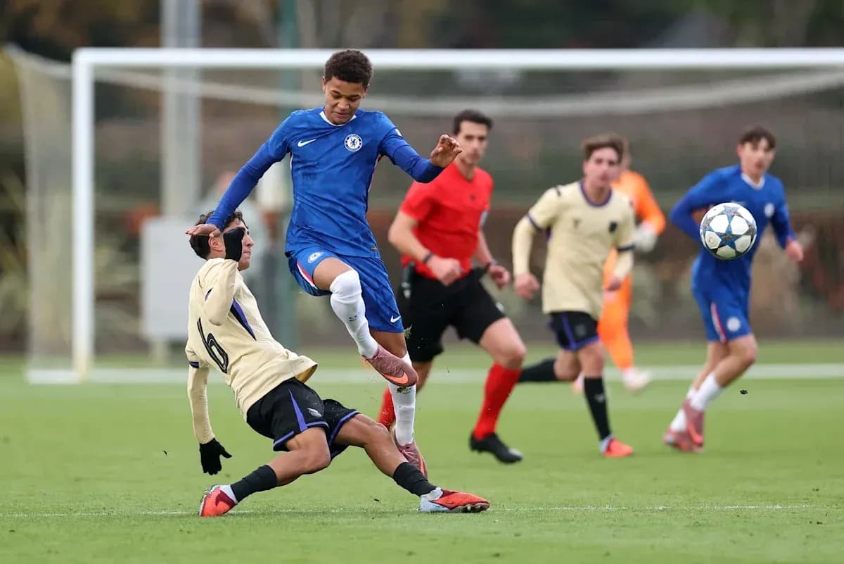 Jugador de Chelsea saltando sobre oponente en el campo