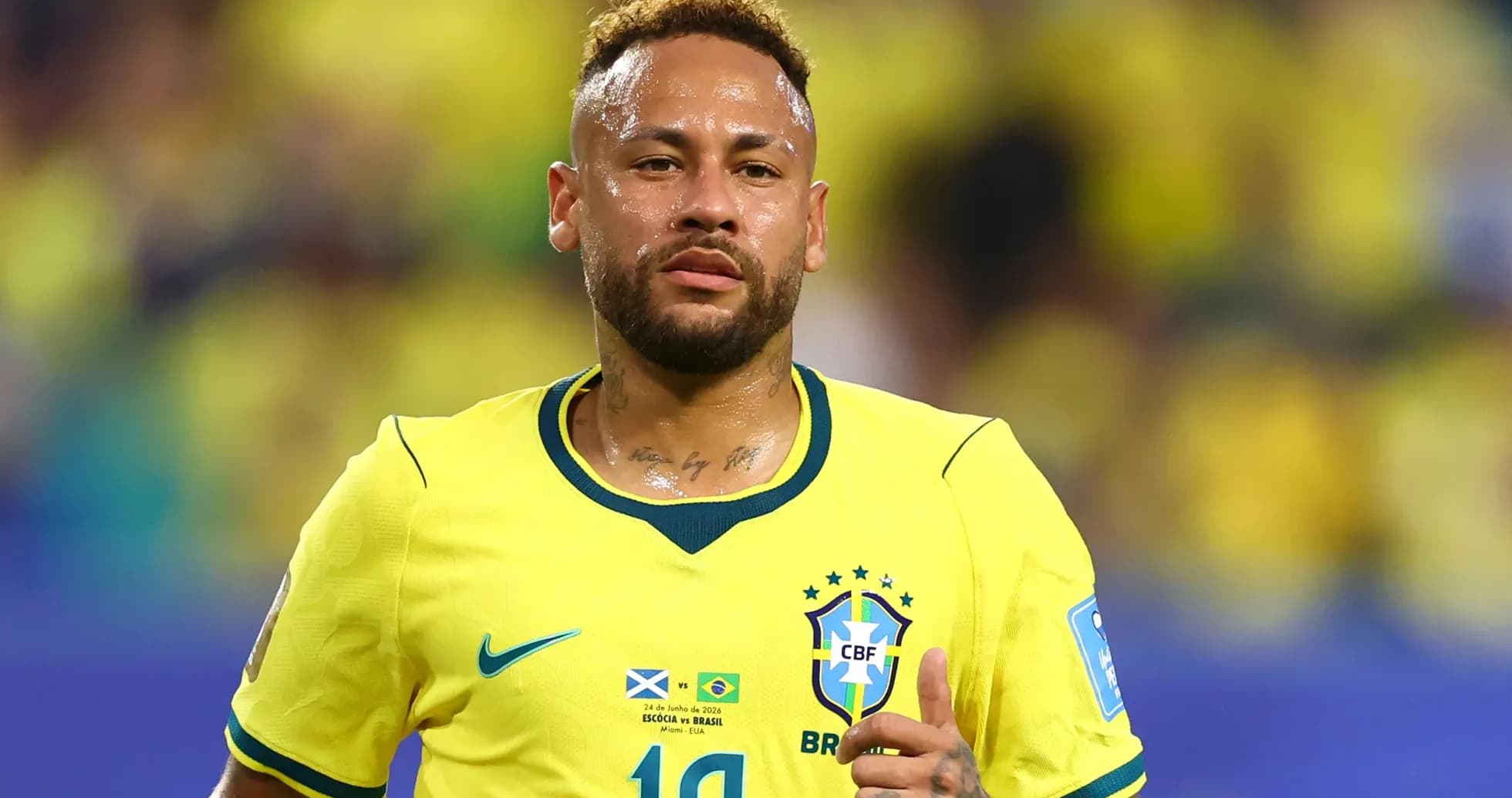 Neymar con camiseta amarilla de Brasil en el campo