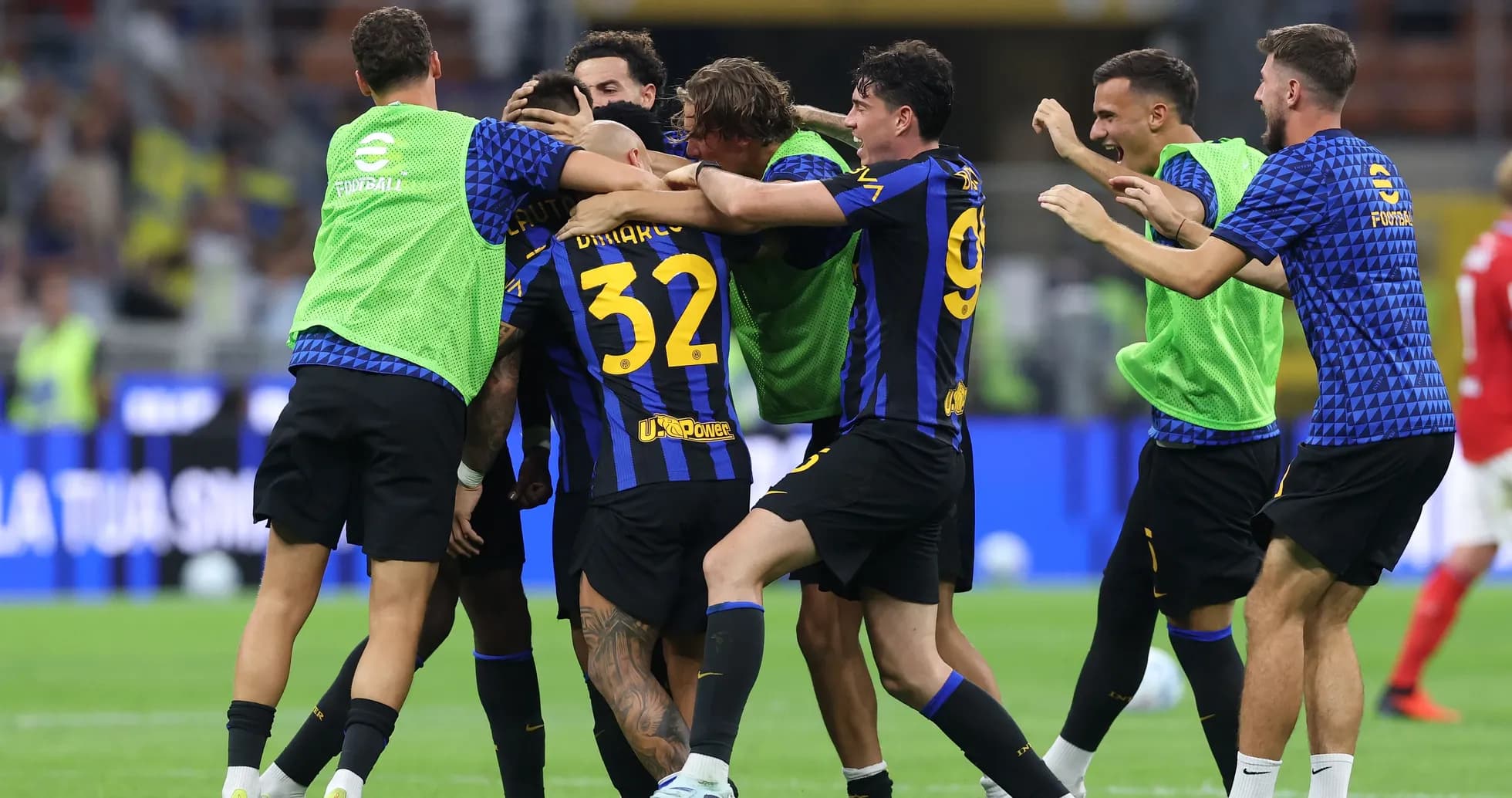 Jugadores celebrando un gol en el campo