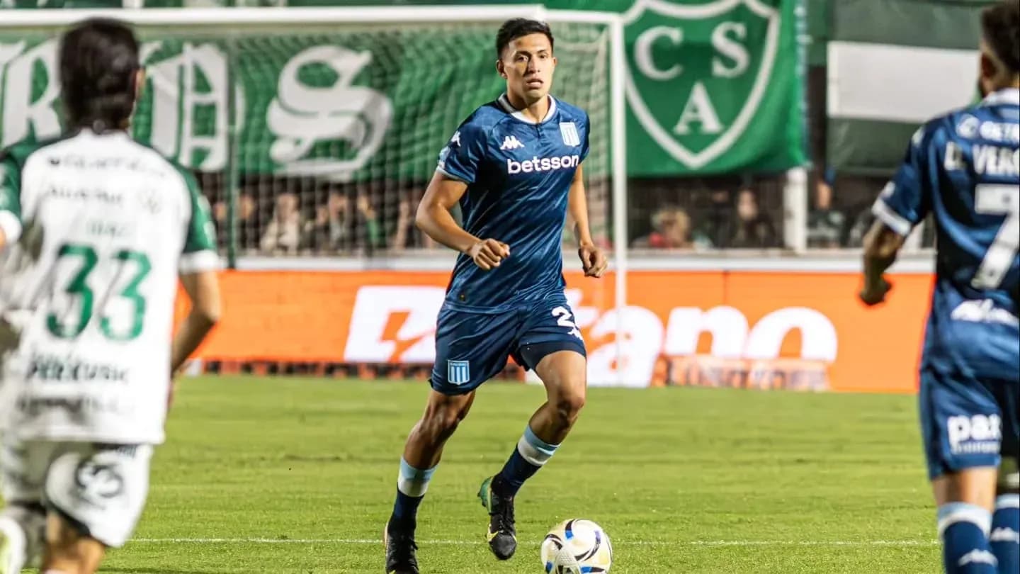 Jugador de Racing Club en acción durante el partido