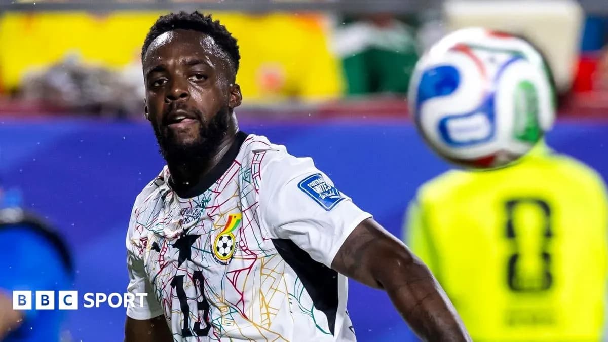 Jugador de Ghana controlando el balón en el partido