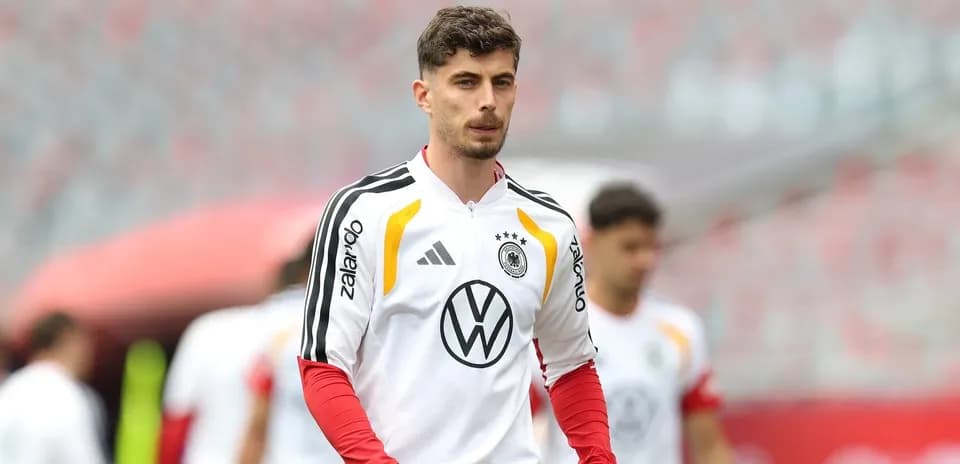 Jugador alemán entrenando en el campo de fútbol