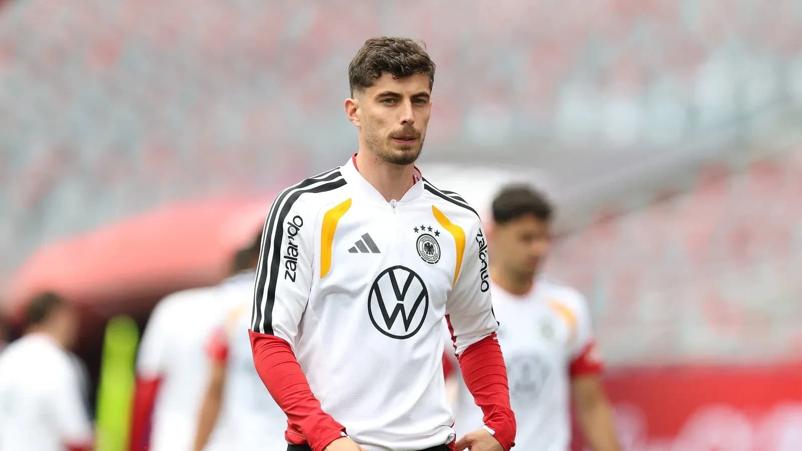 Jugador alemán entrenando en el campo de fútbol