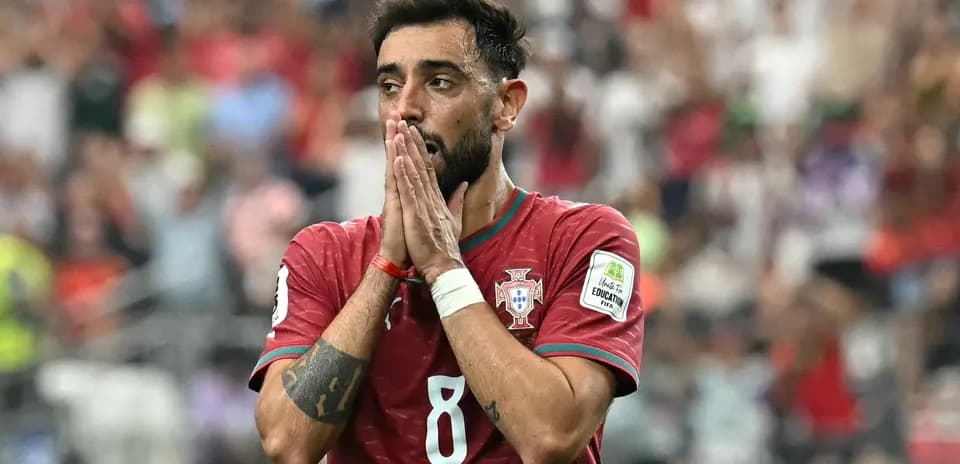 Jugador de Portugal con las manos en la cara
