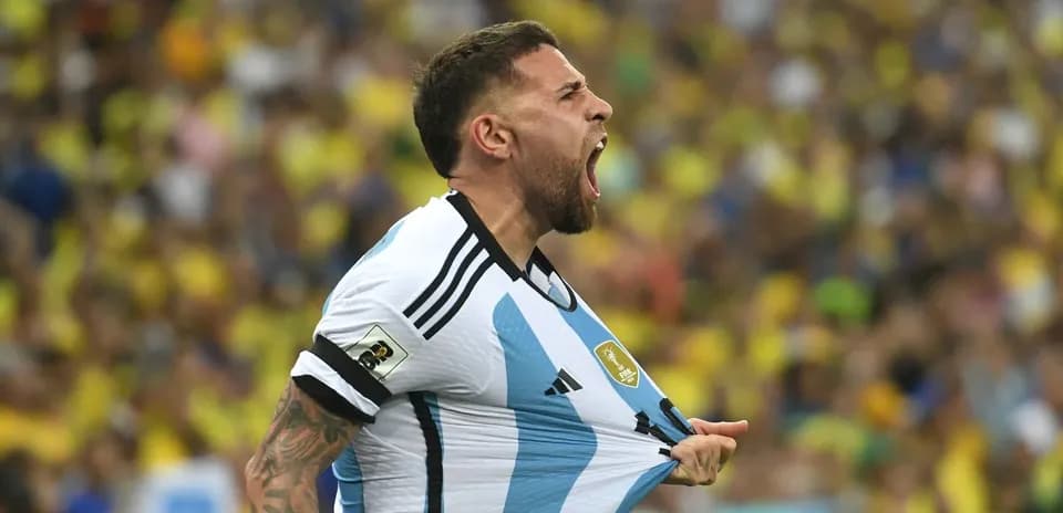 Jugador de Argentina celebrando en partido de fútbol