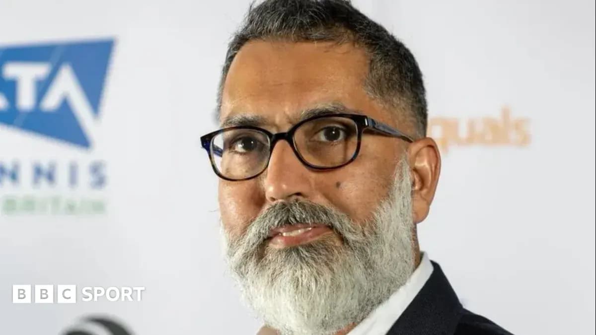Hombre con barba en conferencia de prensa de tenis