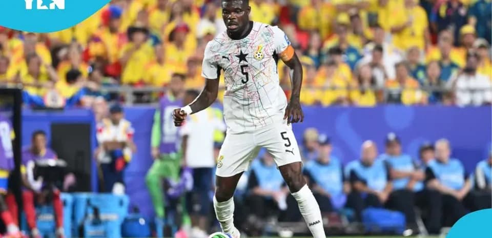 Jugador de Ghana corriendo con balón durante el partido