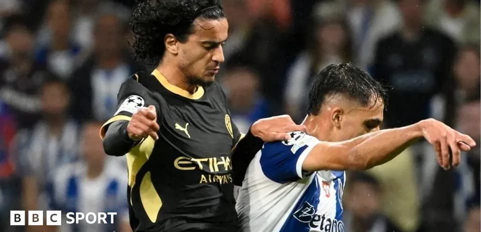 Jugadores en acción durante un partido de fútbol