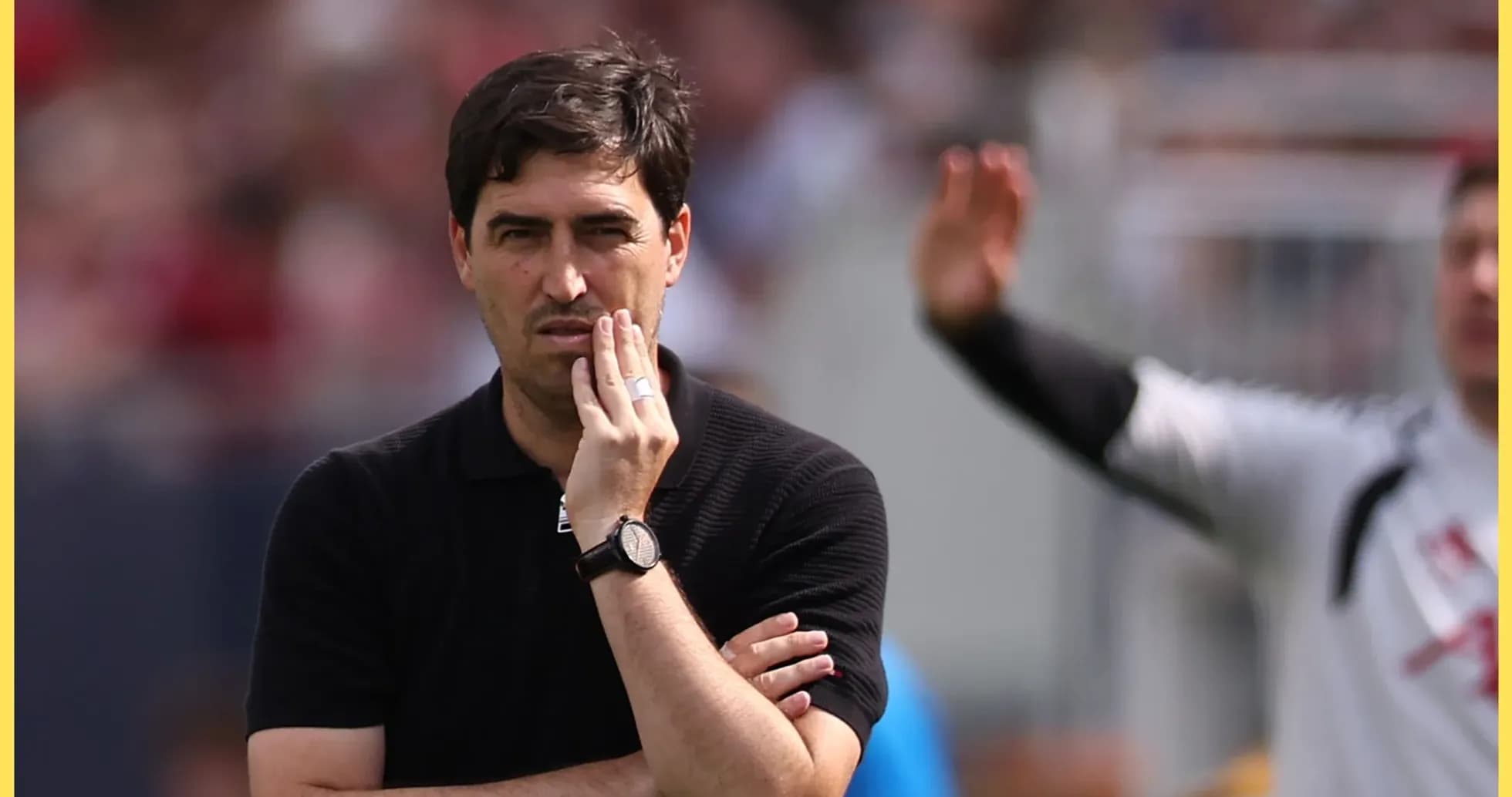 Entrenador pensativo en el banquillo durante el partido