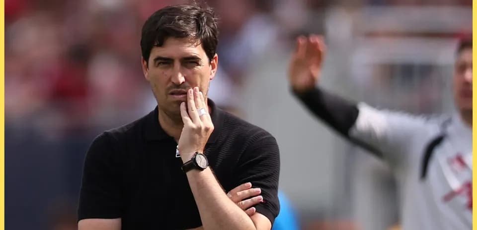 Entrenador pensativo en el banquillo durante el partido