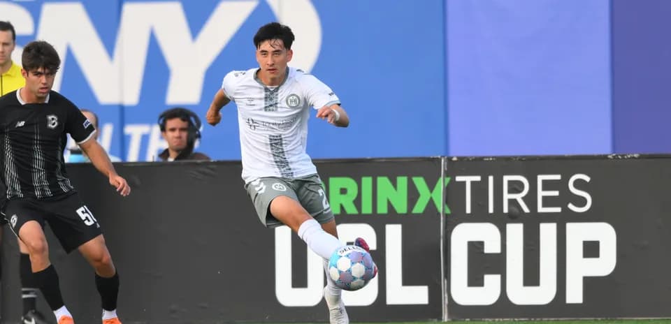 Jugador corriendo con el balón en el partido