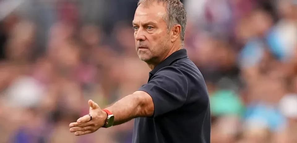 Entrenador dirigiendo instrucciones durante el partido