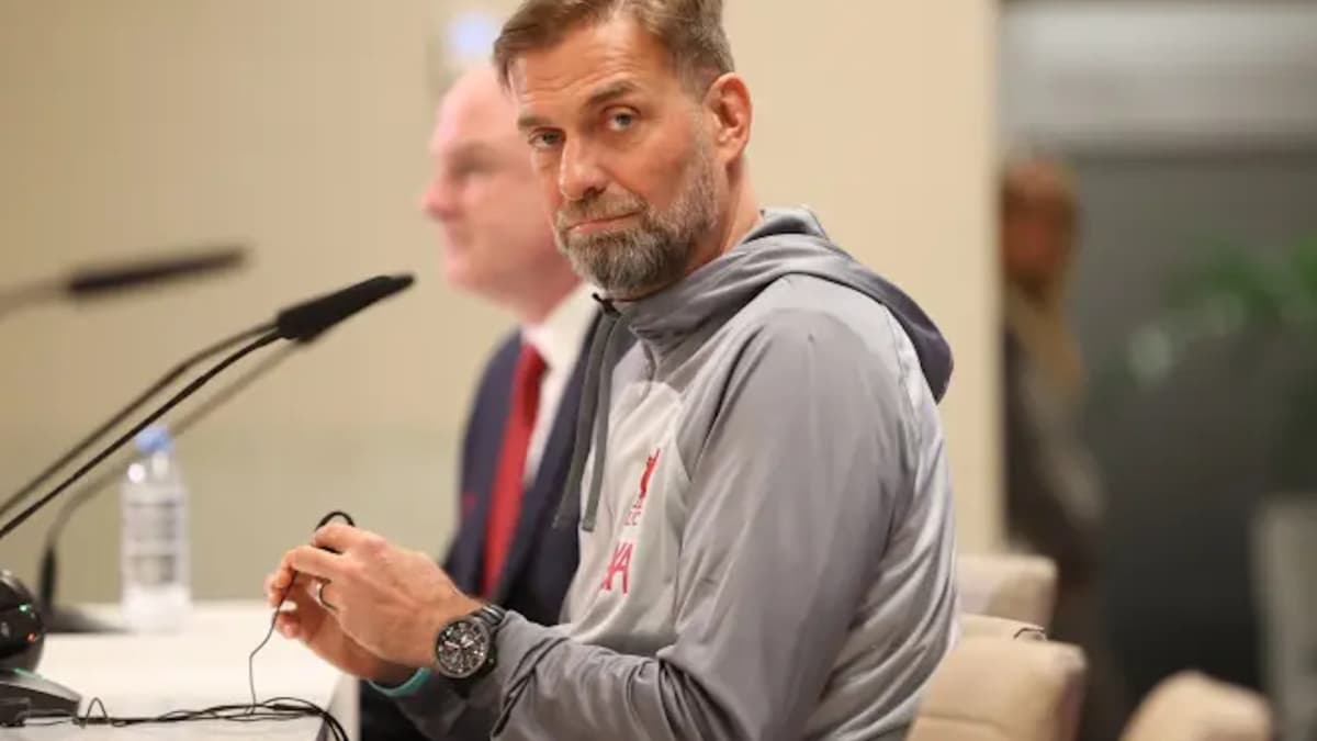 Entrenador en conferencia de prensa con micrófono