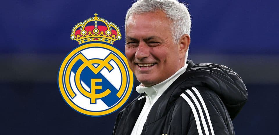 José Mourinho sonriendo con el logo del Real Madrid
