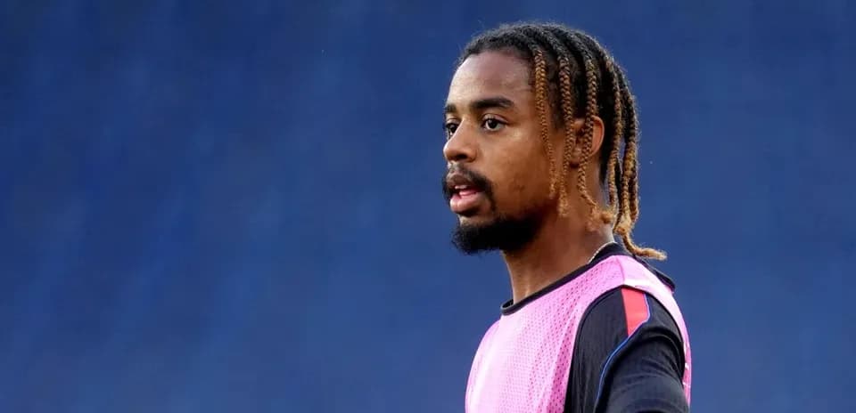 Jugador en calentamiento con camiseta de entrenamiento rosa