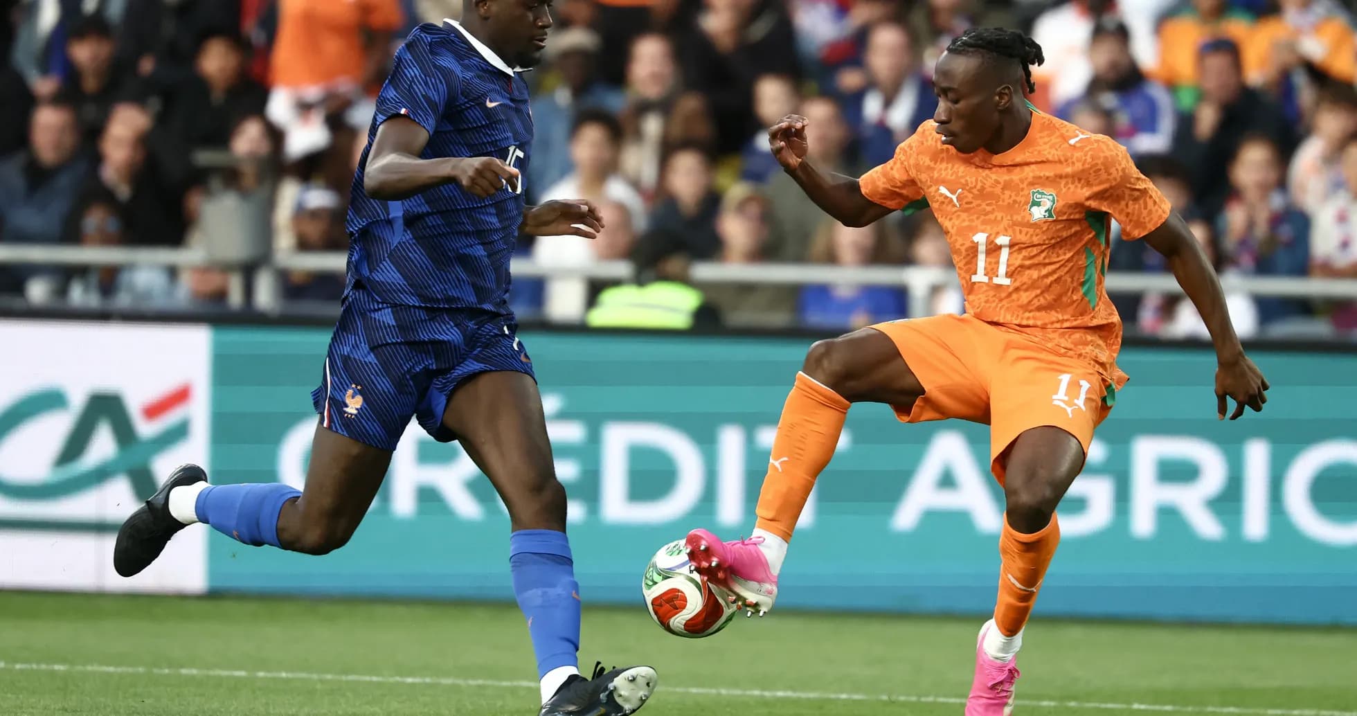 Jugadores de Francia y Costa de Marfil en partido