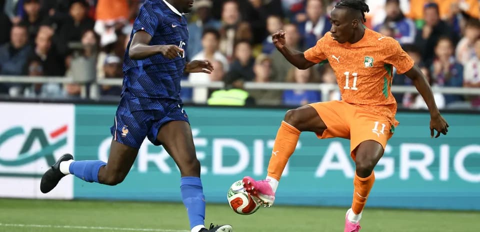 Jugadores de Francia y Costa de Marfil en partido