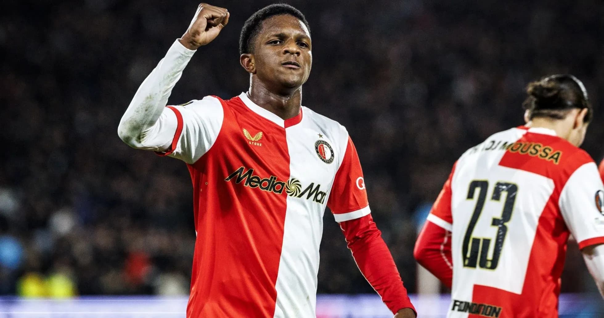 Jugador de Feyenoord celebrando con puño en alto