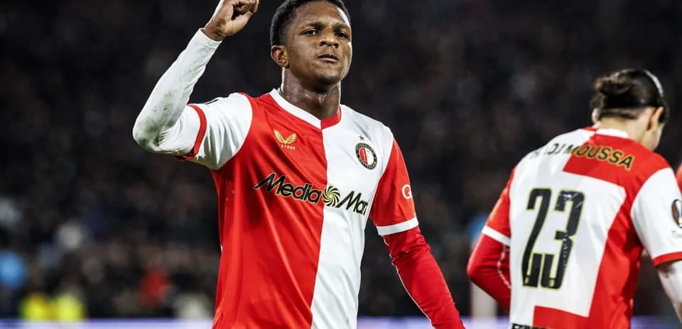 Jugador de Feyenoord celebrando con puño en alto