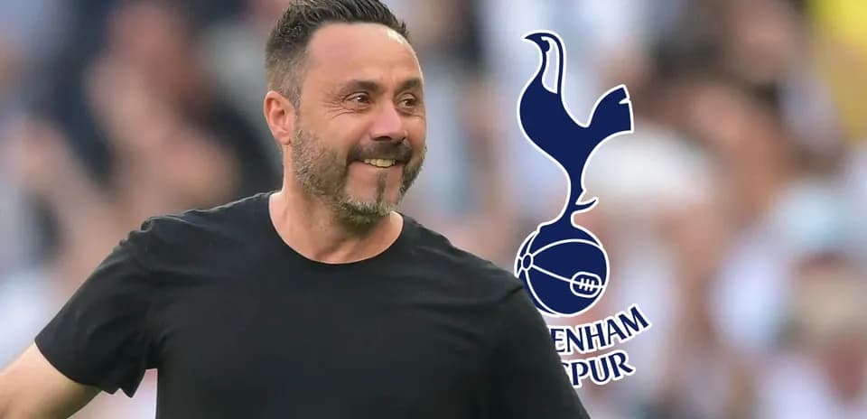 Entrenador sonriente en campo con logo de Tottenham