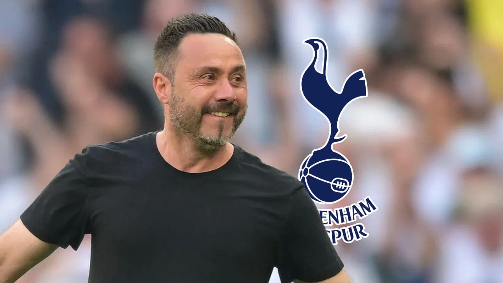 Entrenador sonriente en campo con logo de Tottenham