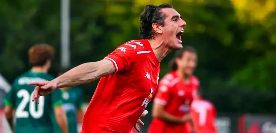 Jugador celebrando un gol durante el partido