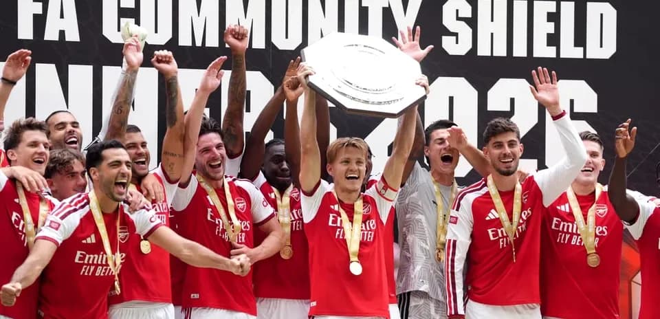 Jugadores del Arsenal celebrando el trofeo de la Community Shield