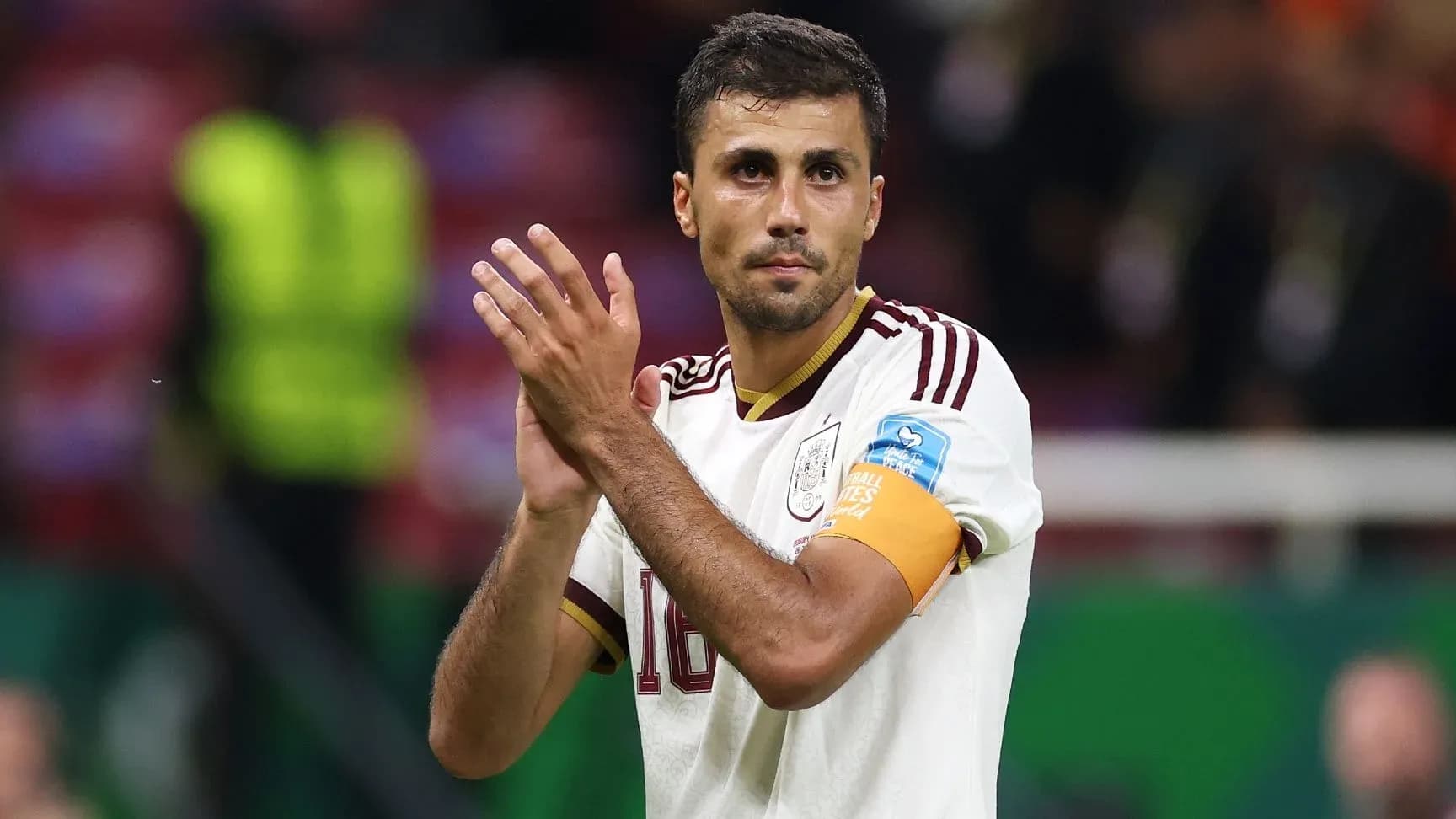 Jugador aplaudiendo tras el partido con España