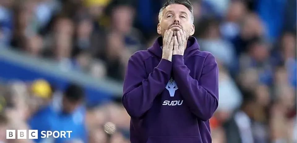 Entrenador en el banquillo durante el partido