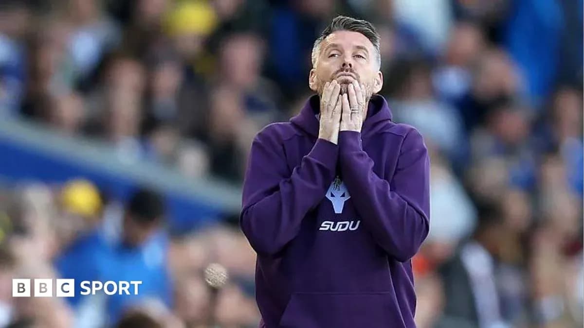 Entrenador en el banquillo durante el partido