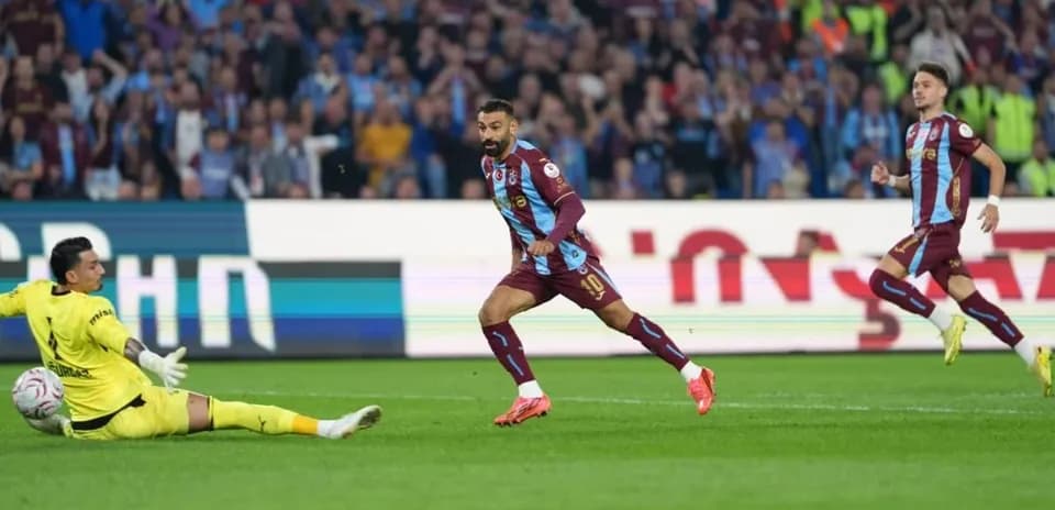 Jugador de Trabzonspor celebrando un gol ante el portero