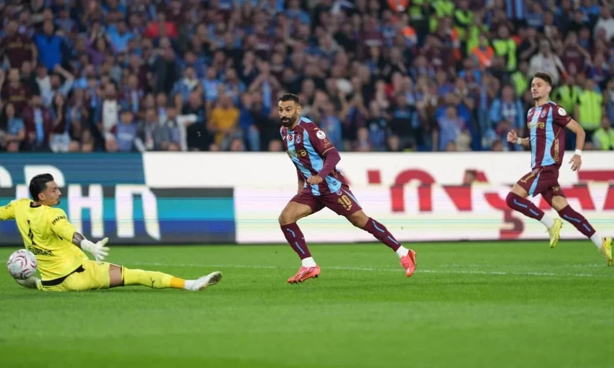 Jugador de Trabzonspor celebrando un gol ante el portero