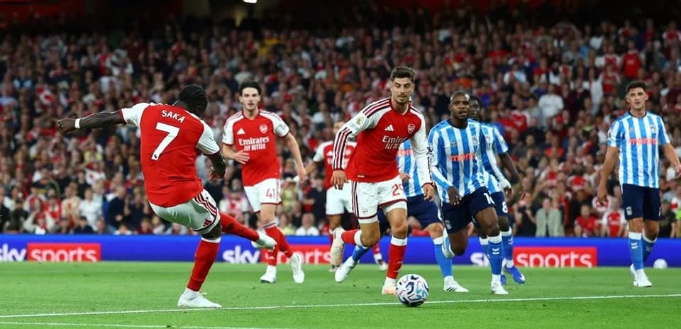 Saka disparando durante el partido de Arsenal