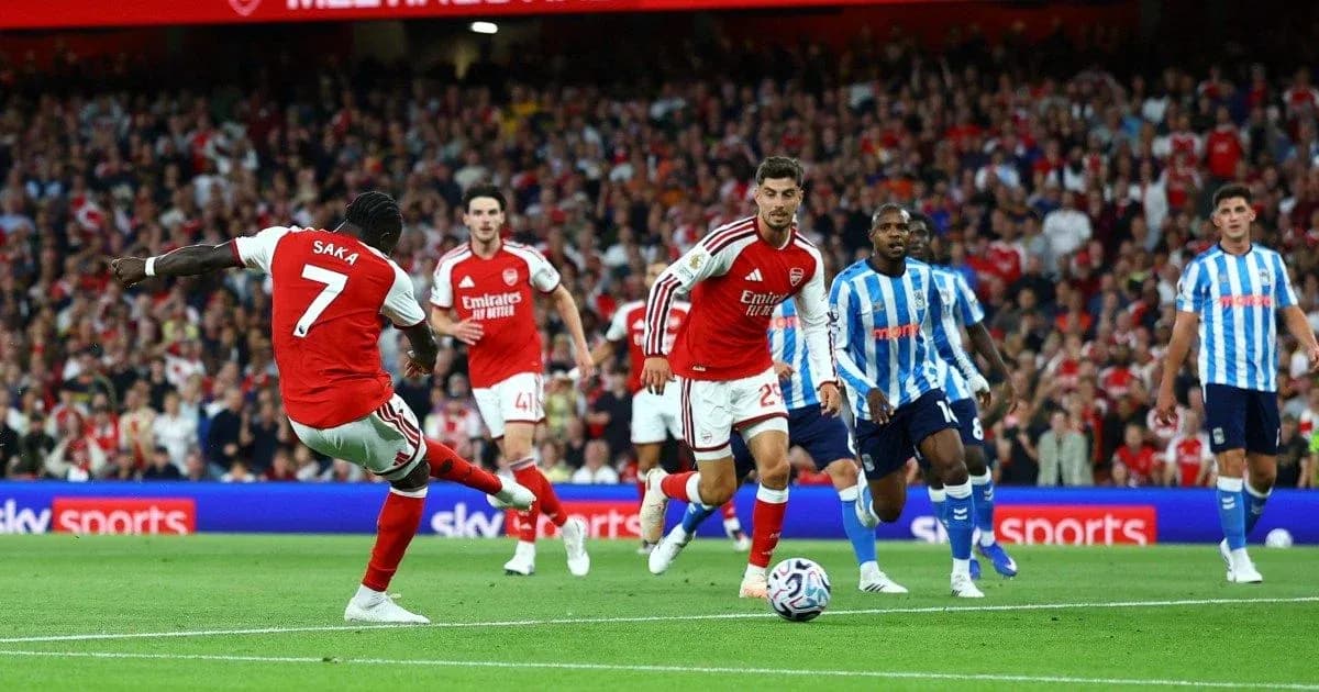 Saka disparando durante el partido de Arsenal