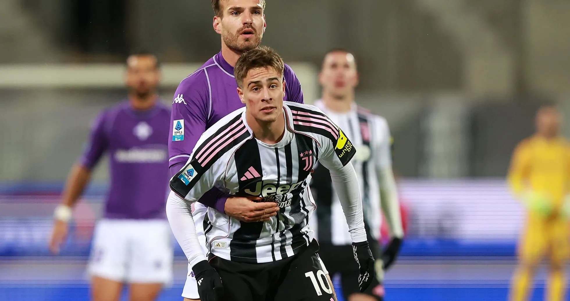 Jugador de Juventus enfrentando a rival de Fiorentina