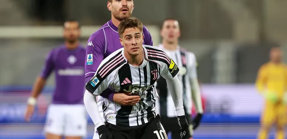 Jugador de Juventus enfrentando a rival de Fiorentina