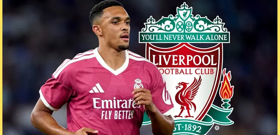 Jugador corriendo con camiseta de Liverpool en fondo